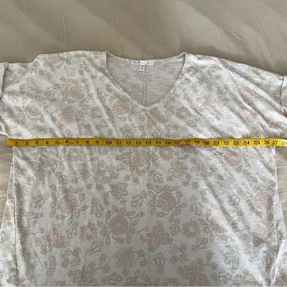 Seven7 V Neck Short Sleeve Pale Neutral Floral T Shirt • Size XL - Picture 7 of 13